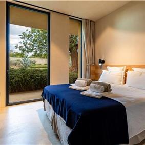 4 bedroom villa with infinity pool and sea views near Noto, Sicily, sleeps 8